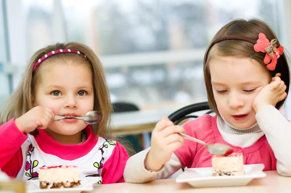 Dzieci jedzące — Zdjęcie stockowe