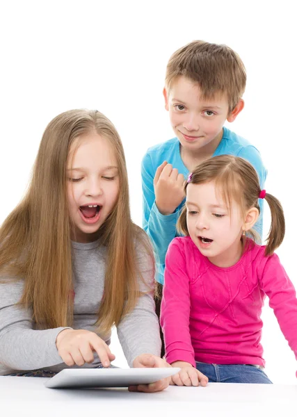 Niños con tableta —  Fotos de Stock