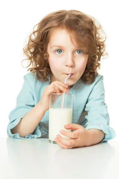 Niño bebe leche — Foto de Stock