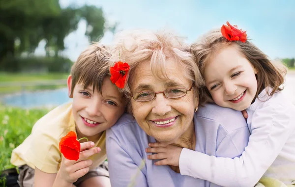 Feliz abuela con nietos al aire libre — Foto de Stock