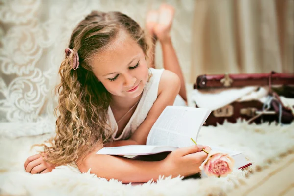 Carina ragazza lettura — Foto Stock