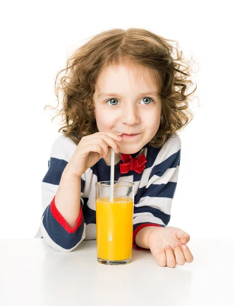 Niño bebiendo jugo de naranja — Foto de Stock