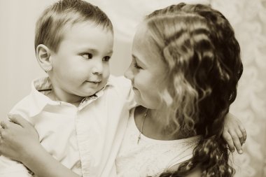 küçük çocuk kız kardeşi sarılma