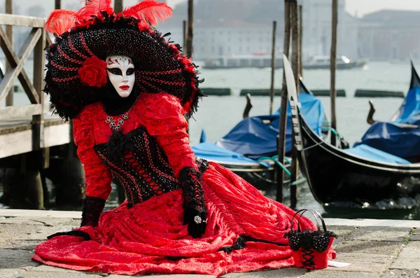 Gemaskerde persoon op het carnaval van Venetië 2013 — Stockfoto