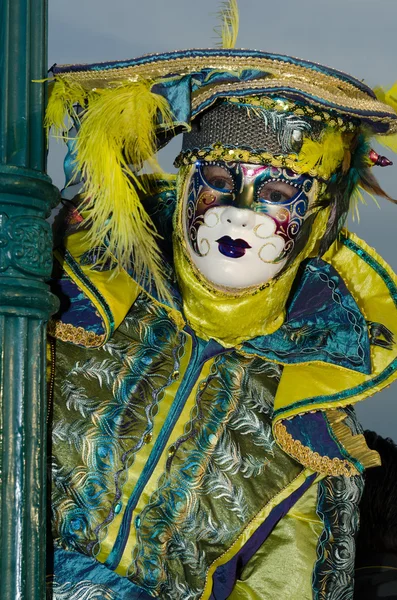 Gemaskerde persoon op het carnaval van Venetië 2013 — Stockfoto