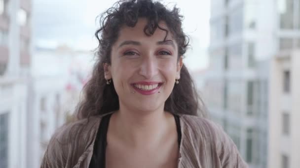 Güzel Görünümlü Çok Irklı Esmer Güzel Zarif Yavaş Çekimde Kameraya — Stok video