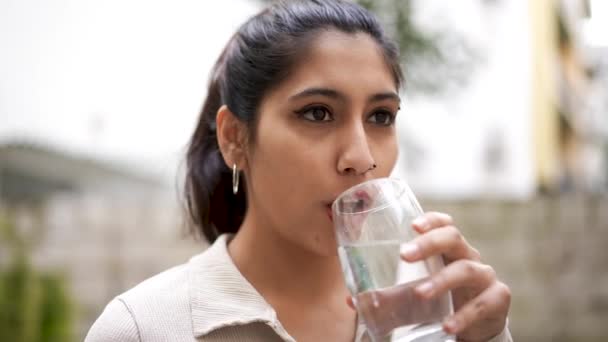 Mujer Joven Sonriente Sedienta Pie Sola Aire Libre Comenzar Nuevo — Vídeos de Stock