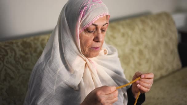 Close Van Een Blanke Arabische Moslim Oude Vrouw Die Heilige — Stockvideo