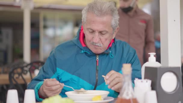 Seorang Pria Tua Minum Sup Dan Makan Roti Restoran Sup — Stok Video