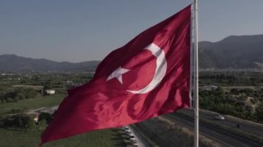 Türk Bayrağı 'nın havadan görünüşü. İnsan yok. Türkiye 'de 4K görüntü. Dağlar ve yollar