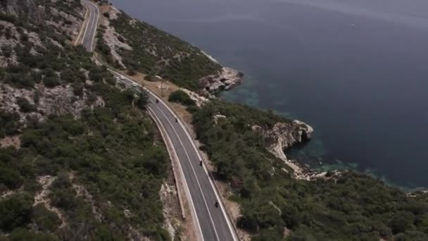 Tiro Aéreo Motociclista Paseos Casco Seguridad Bicicleta Carretera Que Refleja — Vídeo de stock