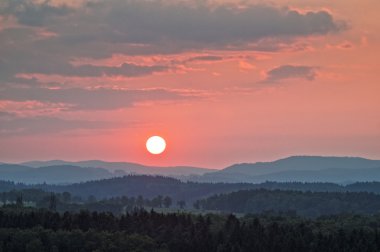 günbatımı pembe ormanlık dağlar üzerinde