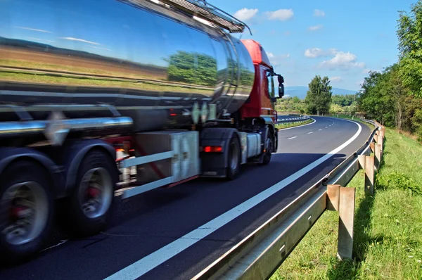 Specchiando il paesaggio camion serbatoio cromato — Foto Stock