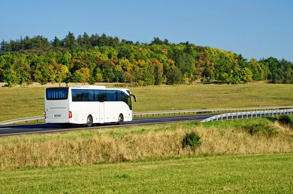 Autobús blanco en la carretera en el campo — Foto de Stock