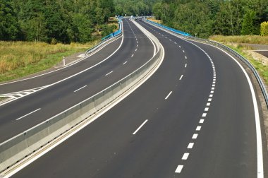 ormandaki ağaçlara kaybolan boş Otoban