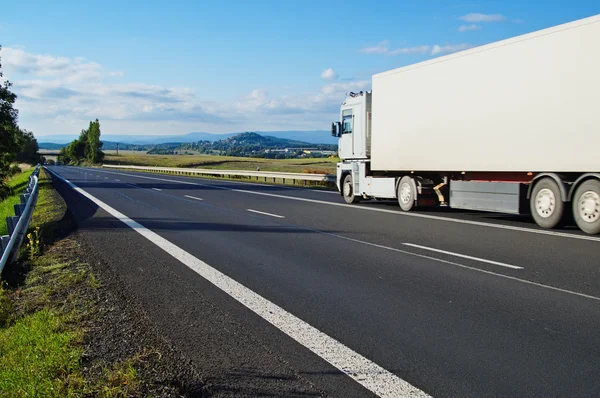 yol ve kamyon ile peyzaj