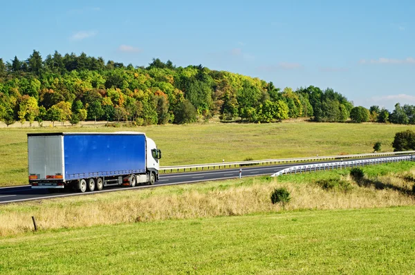 sonbahar manzarası ile yol ve kamyon