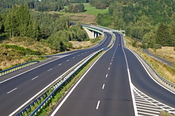 Empty highway between forests in the landscape — Stock Photo, Image