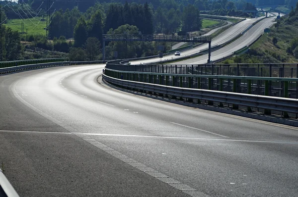 Leere Autobahn zwischen Wäldern in der Landschaft — Stockfoto