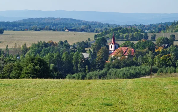 Autunno paesaggio rurale con chiesa del villaggio — Foto Stock