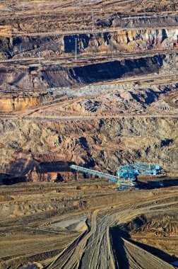 duvar yüzeyi ile açık renkli mineral maden