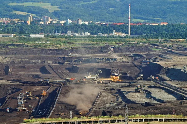 A mineração de mina de superfície de carvão marrom — Fotografia de Stock