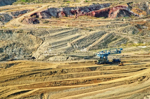 duvar yüzeyi ile açık renkli mineral maden