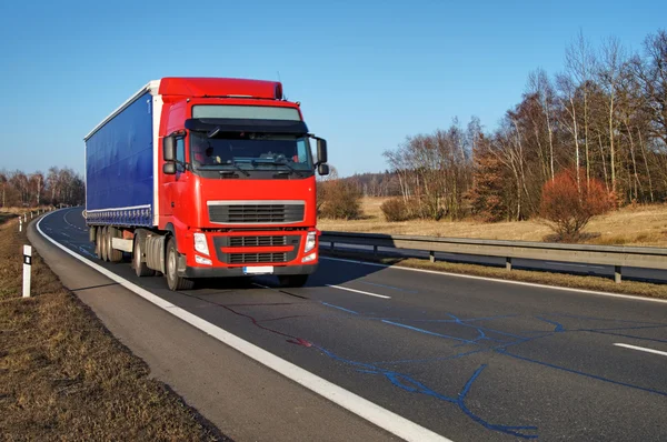 Camion che percorre un'autostrada in campagna — Foto Stock