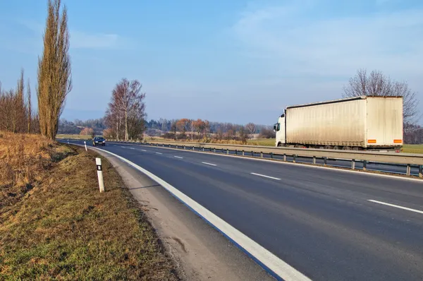 アスファルトの道路と農村風景 — ストック写真