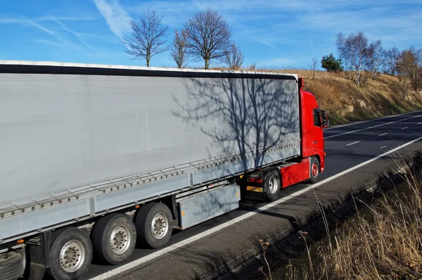 Roter LKW passiert Landschaft — Stockfoto