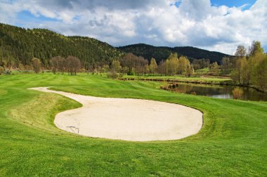 golf sahasında beyaz kum BUNKERİ