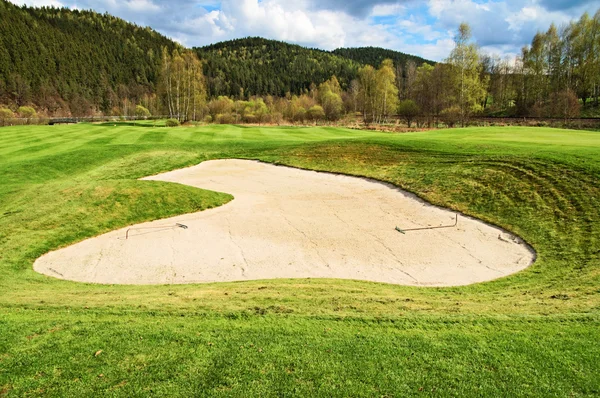 Белый песчаный бункер на поле для гольфа — стоковое фото