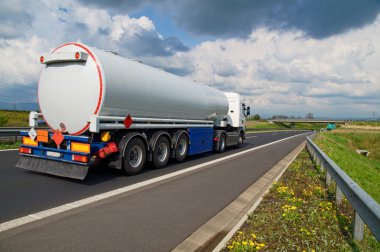 kırsal giden karayolu üzerinde bir tanker kamyon