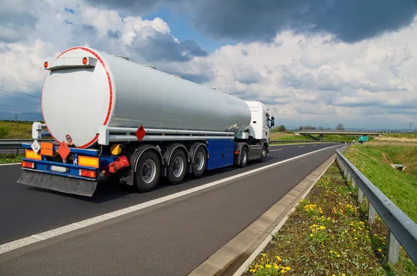 A tanker truck on the highway leading through the countryside — Stock Photo, Image