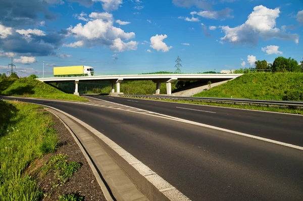 Bridge over an empty highway, going over the bridge truck — Stock Photo, Image