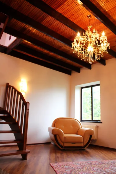 salon sandalye ve zarif electrolier