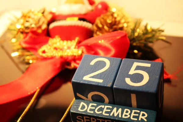 Date cubes and red Merry Christmas ribbon — Stock Photo, Image