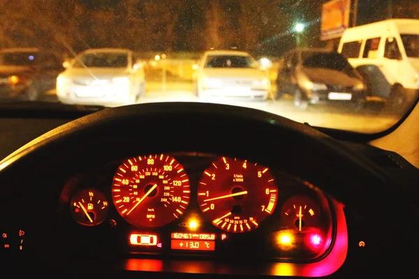 Tablero nocturno y coches aparcados delante —  Fotos de Stock