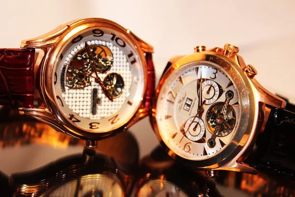 Deux chronomètres de luxe dorés (macro ) — Photo