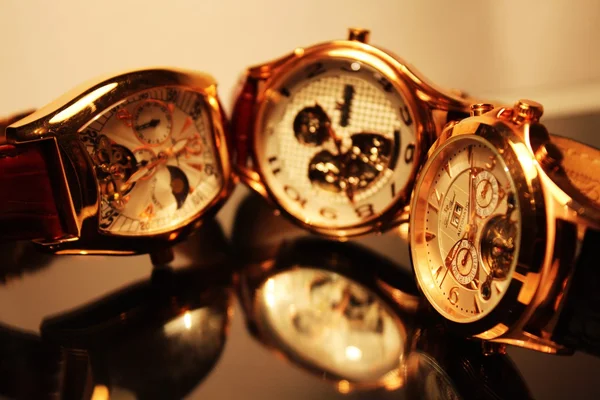Drie gouden luxe horloges — Stockfoto