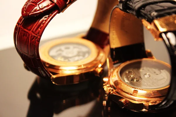 Baksidan av två gyllene luxury armbandsur — Stockfoto