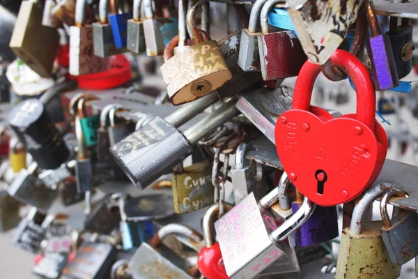 Cuore rosso e altre serrature all'aperto — Foto Stock