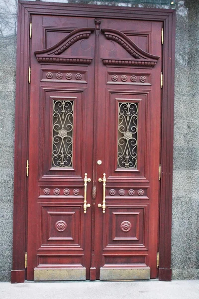 Portes en bois massif rouge — Photo