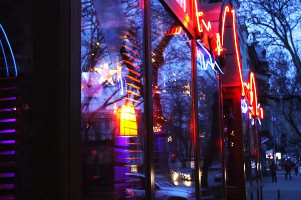 Ventanas iluminadas de café al atardecer —  Fotos de Stock