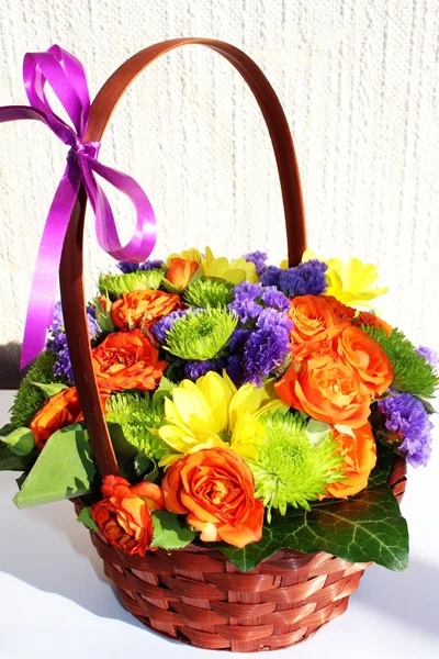 Яркое цветочное оформление (икебана) в корзине — стоковое фото