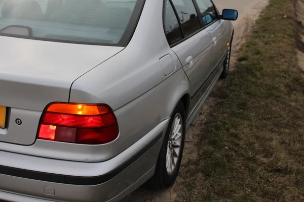 Coche con intermitentes de advertencia de peligro —  Fotos de Stock