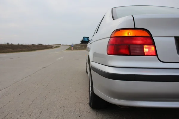 Auto s nebezpečím výstražné blinkry — Stock fotografie