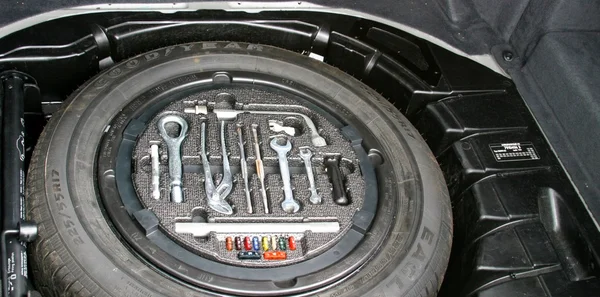 Комплект гаечных ключей Mercedes (комплект для ремонта автомобилей ) — стоковое фото