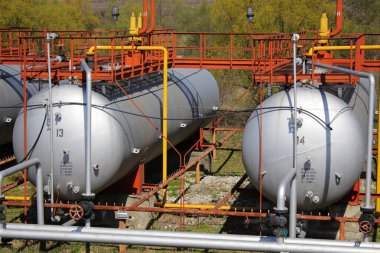 büyük gaz tüpleri (tanklar)
