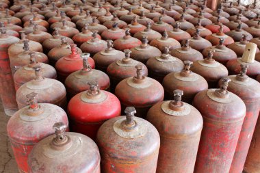 eski benzin bidonları